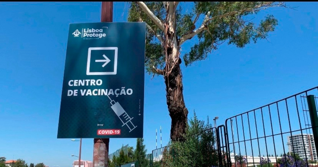 Cartel Del Centro De Vacunación Del Estadio Universitario De Lisboa