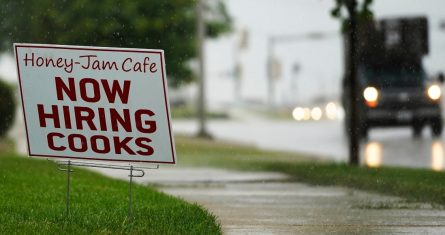 Un cartel de vacantes para cocinero en una cafetería de Downers Grove, Illinois, el jueves 24 de junio de 2021.