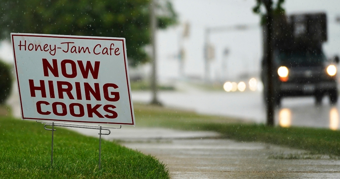 Un Cartel De Vacantes Para Cocinero En Una Cafetería De Downers Grove Illinois El Jueves De Junio De