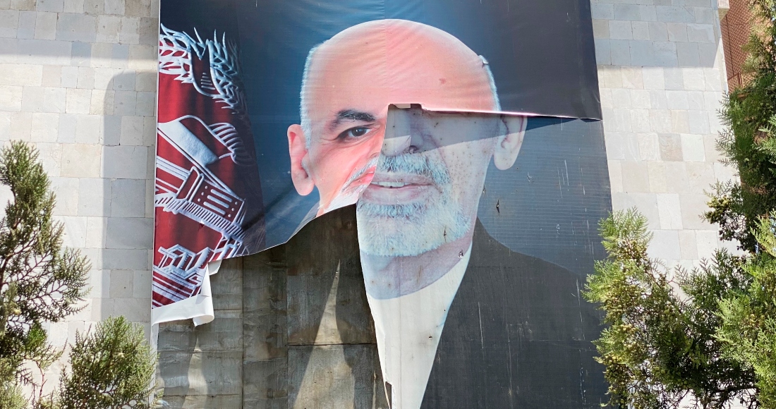 Un Cartel Con La Imagen Del Expresidente Afgano Ashraf Ghani Este Jueves En Kabul