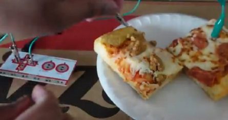 Crean mando de videojuego con pizza