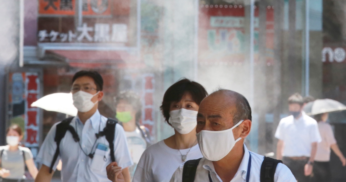 Gente Con Mascarillas Para Protegerse Contra La Expansión Del Coronavirus Caminan Bajo Agua Vaporizada En Tokio El Jueves De Agosto De