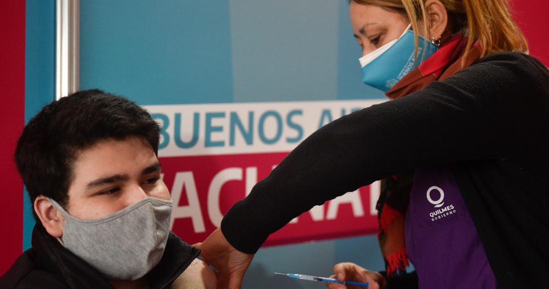 Una Trabajadora De Salud Aplica La Vacuna De Moderna Contra La Covid a Un Joven En Un Centro De Salud En Quilmes Argentina El Martes De Agosto De