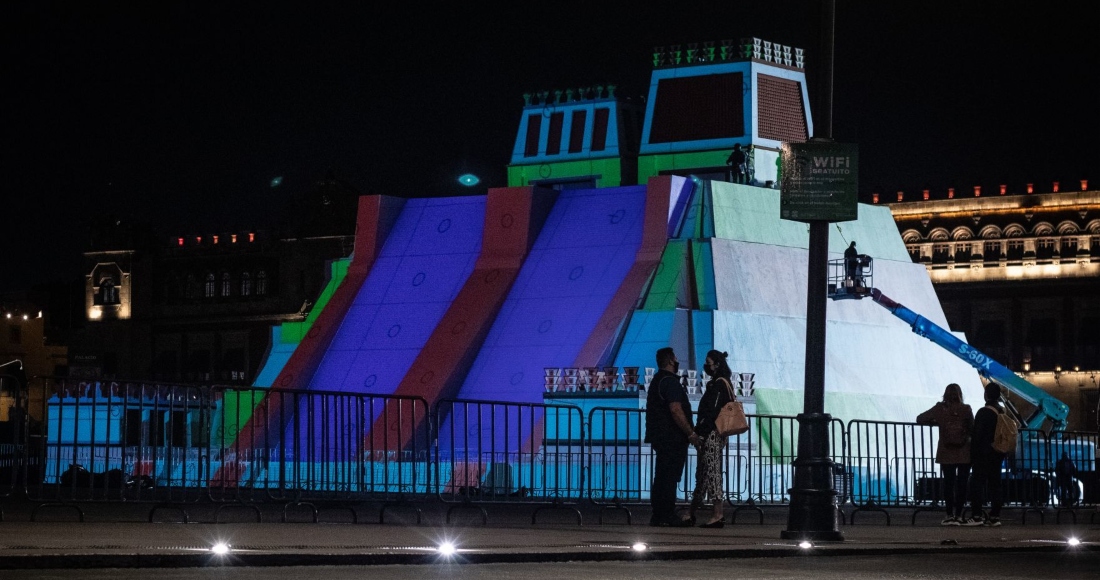 a Pocos Días De Inaugurarse La Instalación De La Maqueta Del Templo Mayor En El Zócalo De La Ciudad De México Decenas De Personas Se Congregan Para Ver Las Pruebas De Iluminación Del Mismo