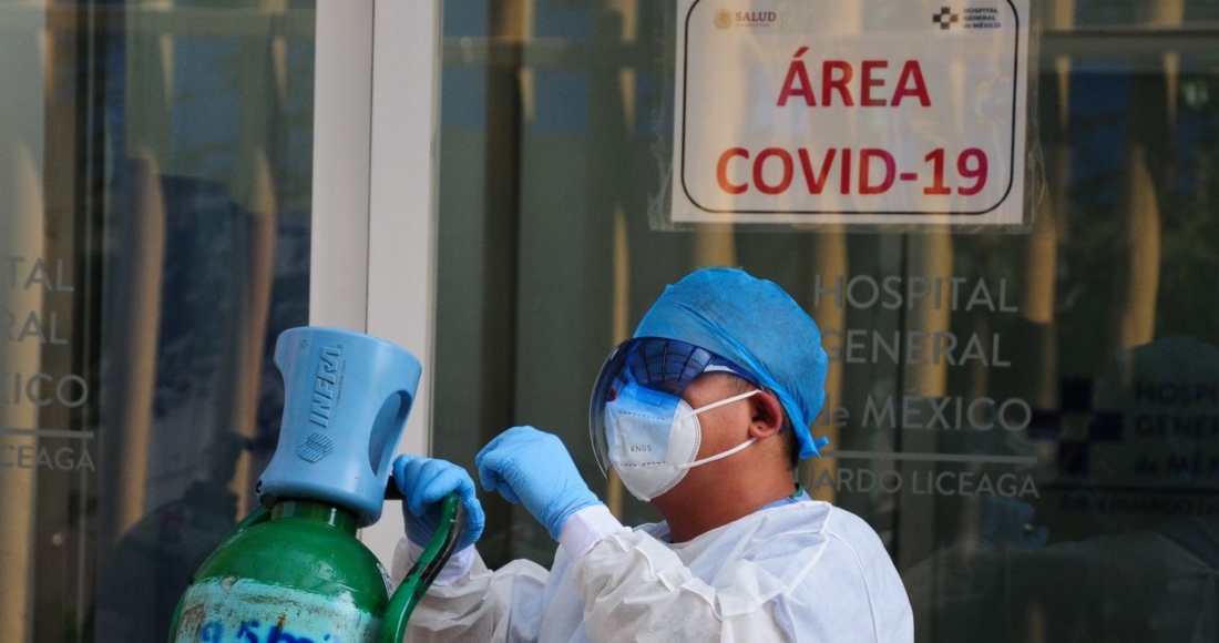 Un Médico Sostiene Un Tanque De Oxígeno Afuera De La Zona Triage Del Hospital General En La Ciudad De México