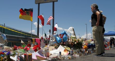 En esta foto del 12 de agosto de 2019, gente visita un monumento improvisado cerca del Walmart de El Paso, Texas, donde un hombre mató a tiros a 22 personas.