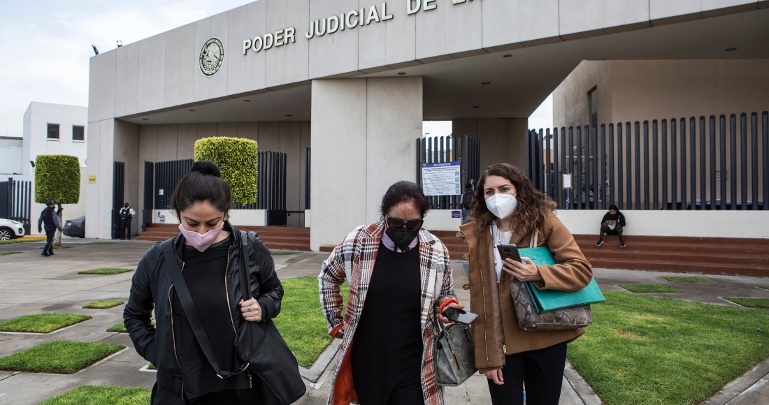 Carmen Sánchez Quien Sobrevivió a Un Ataque Con ácido De Su Expareja Hace Siete Años Cuando Ella Tenía Años De Edad Camina Entre Su Psicóloga Jazmín Ramírez izquierda Y La Abogada Jimena Saavedra Al Salir Del Edificio Del Poder Judicial Federal En Ciudad Nezahualcóyotl Estado De México El Viernes De Julio De