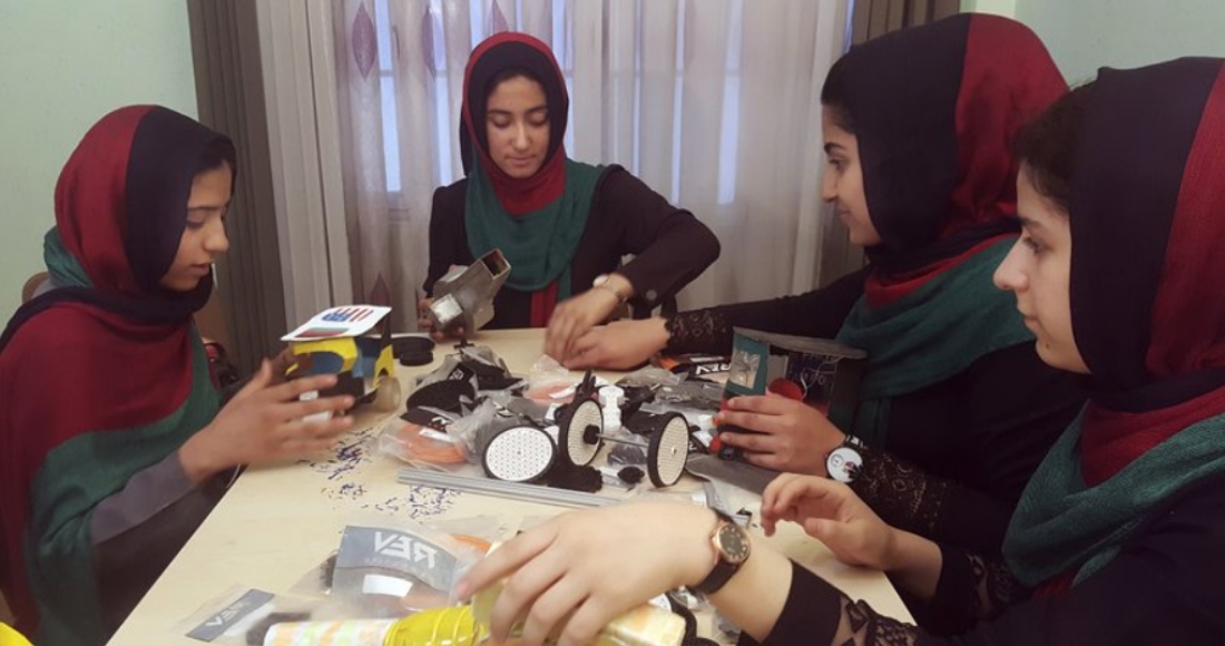 En Esta Foto De Archivo Del De Julio De Adolescentes De La Casa De Robótica Afgana Un Instituto Privado Practican En Herat Afganistán