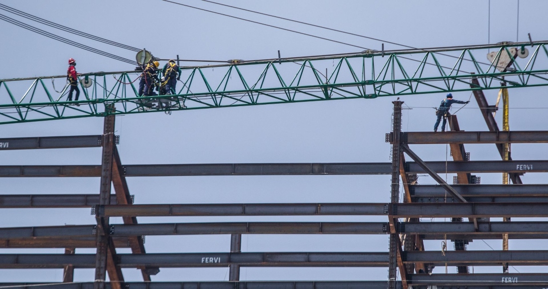 Obreros Colocan Vigas De Acero Para La Construcción De Un Edifico En La Colonia Tabacalera De La Ciudad De México