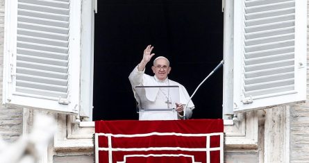 Papa Francisco llama a todos a vacunarse contra la COVID-19