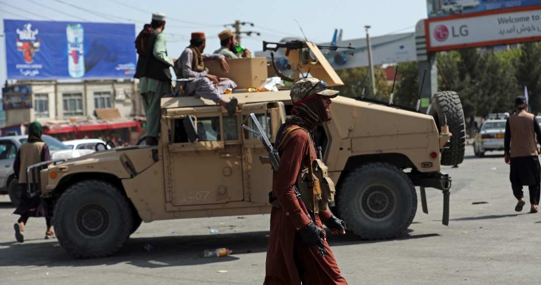 Talibanes montan guardia frente al Aeropuerto Internacional Hamid Karzai, en Kabul, Afganistán, el 16 de agosto de 2021.
