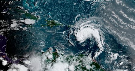 Esta imagen satelital proporcionada por la Administración Nacional Oceánica y Atmosférica de Estados Unidos (NOAA) muestra una tormenta tropical al este de Puerto Rico en el Caribe, a las 7:50 am EST, el martes 10 de agosto de 2021.