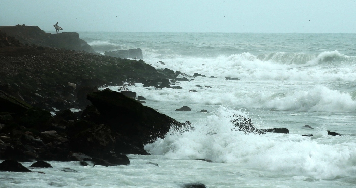 Imagen De Archivo De Un Alto Oleaje En El Sector Conocido Como La Herradura En Las Playas De La Costa Verde De La Ciudad De Lima perú