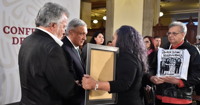 El Presidente Andrés Manuel López Obrador Acompañado De Martha Alicia Camacho Y Alberto Híjar Serrano Sobrevivientes De La Guerra Sucia