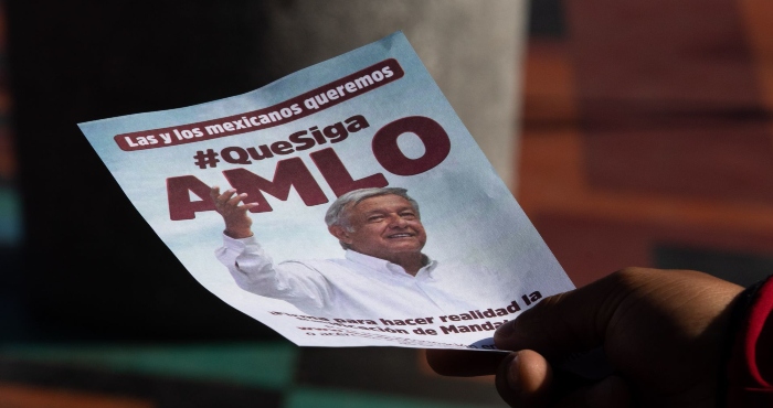 Simpatizantes Del Presidente De México Andrés Manuel López Obrador Se Encuentran Recabando Firmas Para Apoyar La Ratificación De Su Mandato