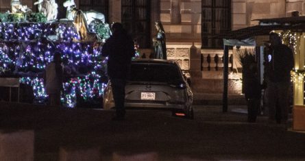 Una camioneta con cuerpos de personas asesinadas en su interior fue estacionada en la Plaza de Armas, frente a Palacio de Gobierno, en el centro histórico de Zacatecas.