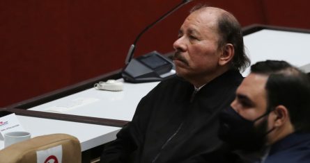 El Presidente de Nicaragua, Daniel Ortega, asiste a la ceremonia de clausura de la XX Cumbre del ALBA, en el Palacio de Convenciones de La Habana, Cuba, el martes 14 de diciembre de 2021.