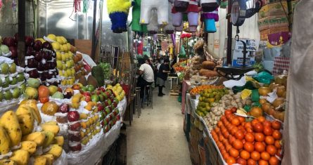 Comerciantes de los establecimientos de un mercado en la Alcaldía Iztapalapa de la Ciudad de México.