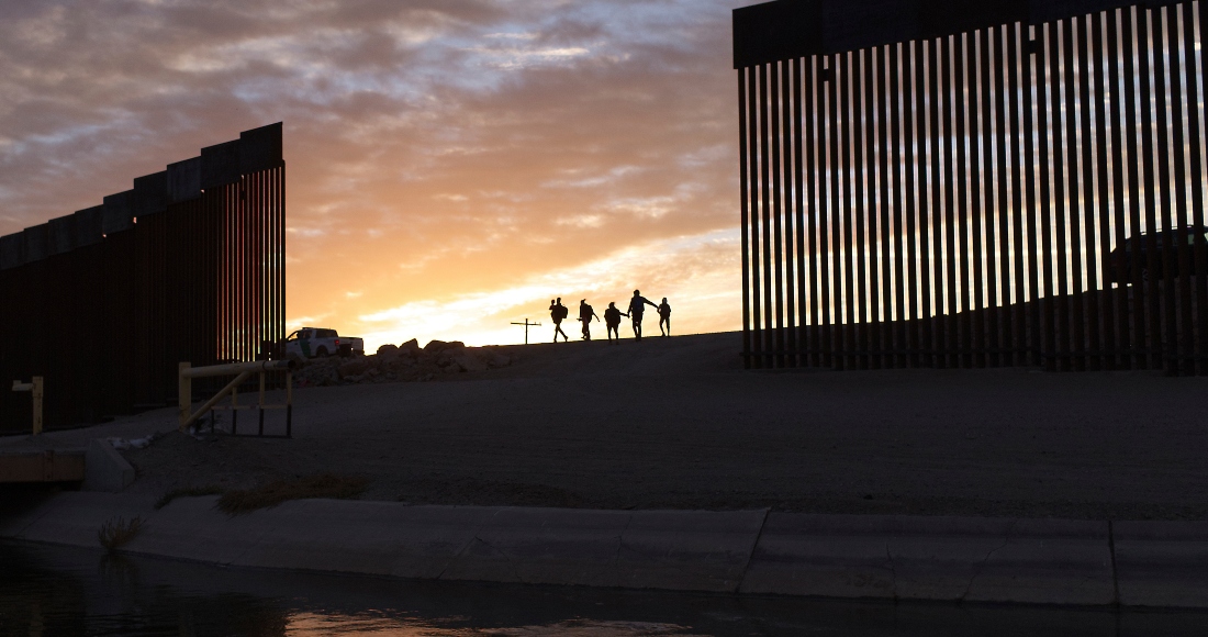 Un Par De Familias Migrantes De Brasil Que Buscan Asilo Caminan Por Una Brecha En El Muro Fronterizo Para Llegar a Estados Unidos Después De Cruzar De México a Yuma Arizona El De Junio De