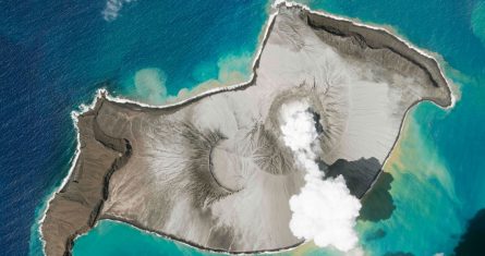 En esta fotografía satelital tomada por Planet Labs PBC, puede verse una columna de ceniza y gas que se eleva de una isla creada por el volcán submarino Hung Tonga Hunga Ha'apai, el 7 de enero de 2022.