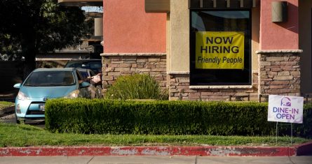 Esta fotografía muestra un letrero de contratación en una sucursal de Taco Bell en Sacramento, California, el 15 de julio de 2021.