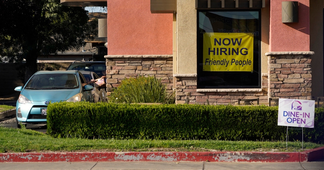 Esta Fotografía Muestra Un Letrero De Contratación En Una Sucursal De Taco Bell En Sacramento California El De Julio De