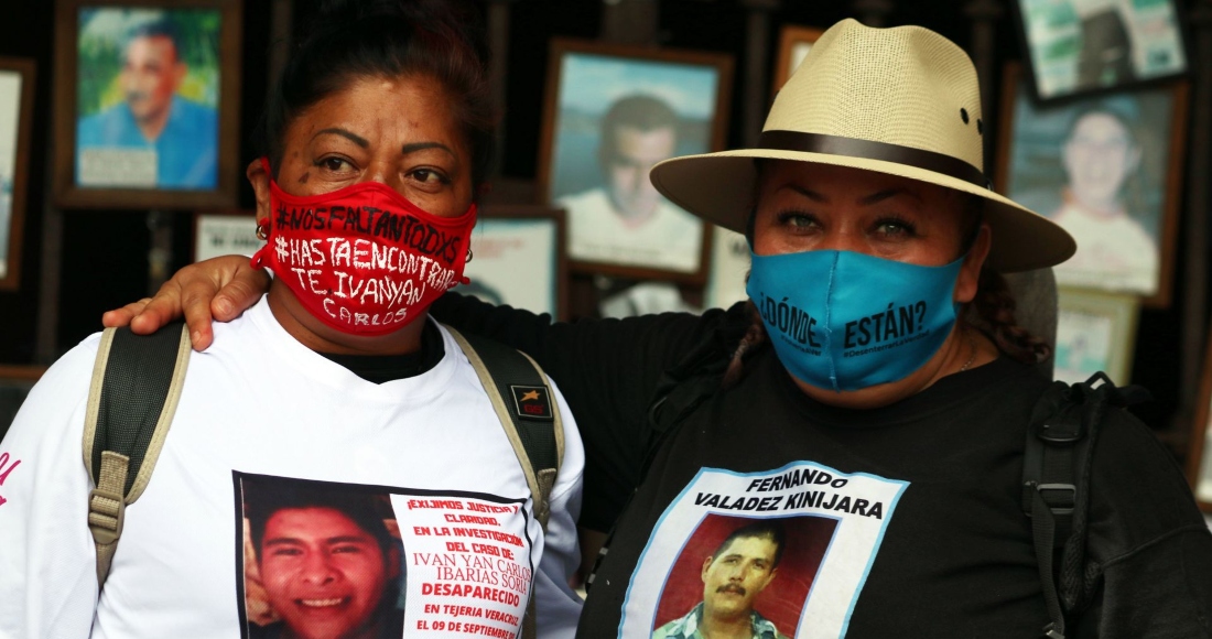 Una Madre De Un Joven Desaparecido En Veracruz Posa Para Una Foto a Lado De Una Buscadora De Sonora