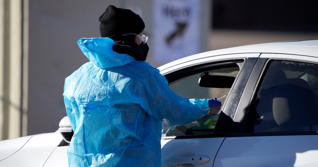 Médico Realiza Una Prueba De Hisopado Nasal a Un Automovilista Que Hace Cola En Una Fila En Un Sitio De Prueba De Covid Cerca Del All City Stadium El De Diciembre De En El Sureste De Denver