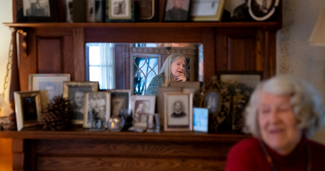 Nancy Rose En El Centro En El Espejo Habla Con Su Madre Amy Russell a La Derecha En Su Comedor Rodeadas De Fotografías De Amigos Familiares El Martes De Enero De En Port Jefferson Nueva York Ambas Contrajeron Covid