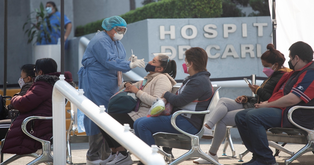 Una persona se realiza una prueba en un puesto para la detección de la COVID-19 en un módulo instalado en el Hospital Carlos MacGregor, en Ciudad de México (México).