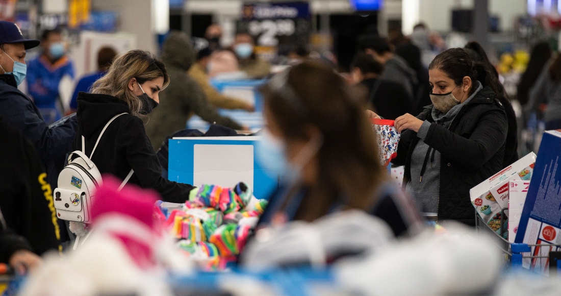 Personas Realizan Compras En Una Tienda En Estados Unidos En Una Fotografía De Archivo