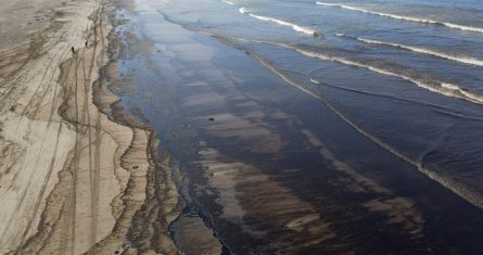 El petróleo contamina la playa Cavero en Ventanilla, Callao, Perú, el martes 18 de enero de 2022, luego de que las altas olas atribuidas a la erupción de un volcán submarino en Tonga provocaran un derrame de petróleo.