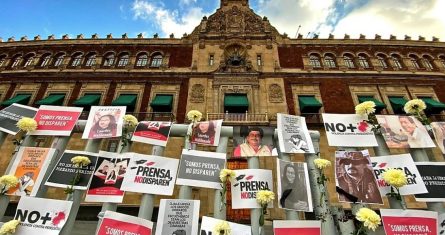 Periodistas protestan frente a Palacio Nacional.