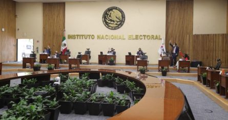 Aspectos de la sesión extraordinaria del INE en donde se aprobó que se retrasara la consulta sobre la Revocación de Mandato debido a la falta de presupuesto.