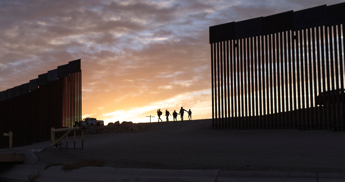 Dos Familias Migrantes De Brasil Pasan Por Un Hueco En La Valla Fronteriza Para Llegar a Estados Unidos Tras Cruzar Desde México En Yuma Arizona Para Pedir Asilo El De Enero De