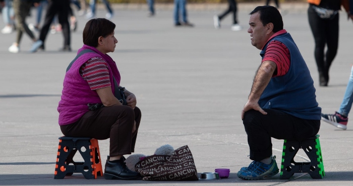 Una Pareja De Tercera Edad Aprovecha La Sombra De La Asta De La Bandera En El Zócalo Capitalino Para Tomar Un Descanso Y Charlar