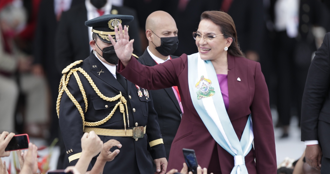 La Presidenta De Honduras Xiomara Castro Saluda a Sus Simpatizantes Tras Su Posesión Hoy En El Estadio Nacional Tiburcio Varias Andino En Tegucigalpa honduras