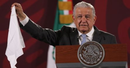 Andrés Manuel López Obrador, Presidente de México, sacó su pañuelo blanco cuando estaba hablando de la corrupción durante la "mañanera".