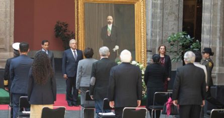 Acompañado de la doctora Beatriz Gutiérrez Müller, el Jefe del Ejecutivo montó Guardia de Honor y colocó una ofrenda floral en el Patio de Honor de Palacio Nacional.