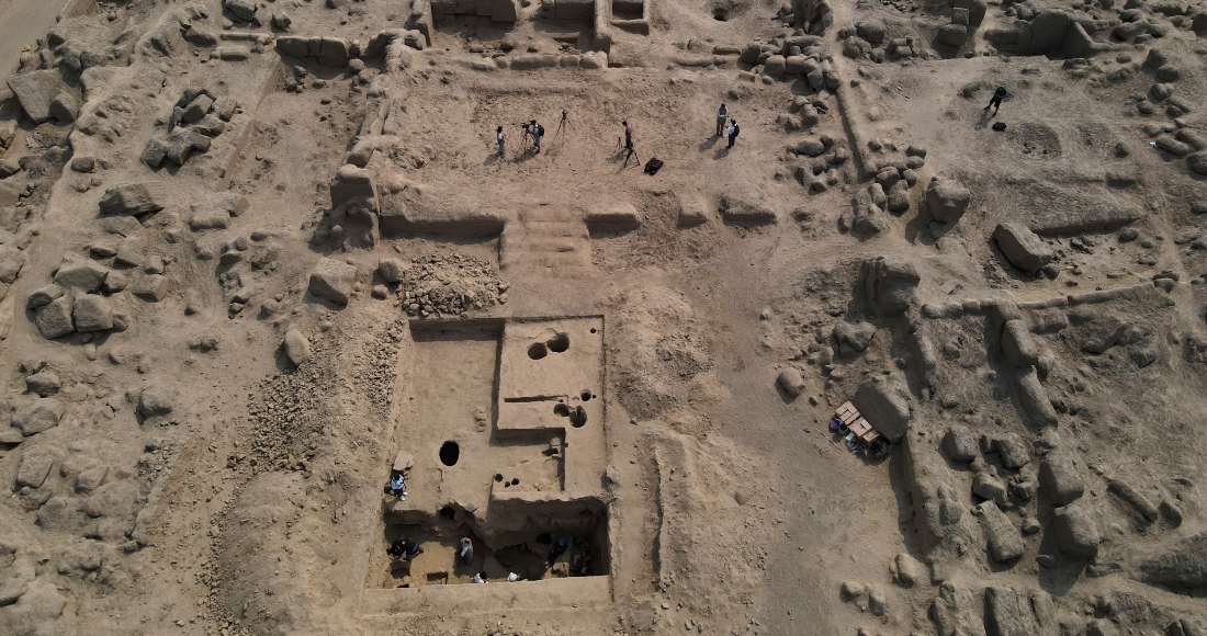 Los Arqueólogos Trabajan En El Sitio Donde Se Encontraron Seis Momias De Niños En Cajamarquilla Cerca De Lima Perú El Domingo De Febrero De