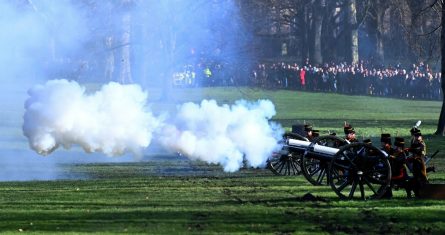 Un regimiento real disparó este lunes 41 salvas de cañón en el parque londinense de Green Park, próximo al Palacio de Buckingham, con motivo de los 70 años de reinado de Isabel II.