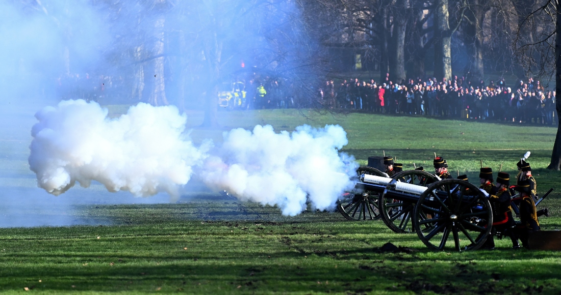 Un Regimiento Real Disparó Este Lunes Salvas De Cañón En El Parque Londinense De Green Park Próximo Al Palacio De Buckingham Con Motivo De Los Años De Reinado De Isabel Ii