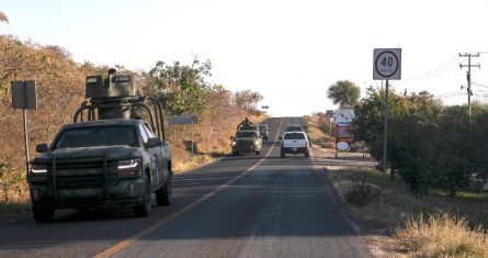 Personal del Ejército mexicano patrulla la zona donde fue detonado un explosivo en contra de fuerzas federales, el 4 de febrero de 2022, en el municipio de Tepalcatepec, estado de Michoacán.