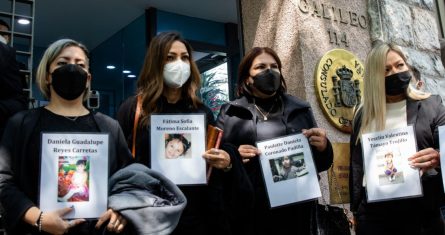 Madres de menores que murieron en el incendio de la Guardería ABC, durante la protesta en la Embajada de España.