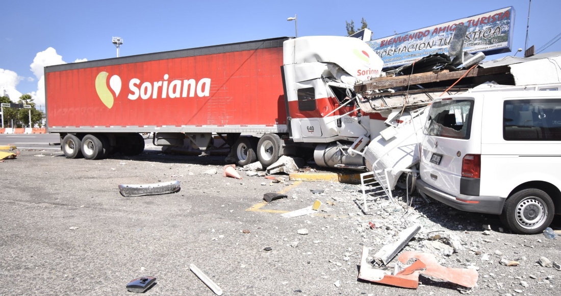 El Pasado De Febrero Un Tráiler De Carga Comercial Fue Estrellado Luego Del Enfrentamiento Entre Estudiantes De Ayotzinapa Y Elementos De La Guardia Nacional gn En La Caseta De Palo Blanco