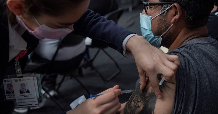 Un Hombre Recibe Una Dosis De Una Vacuna Contra La Covid Hoy En La Sala De Armas En La Ciudad Deportiva De La Ciudad De México méxico