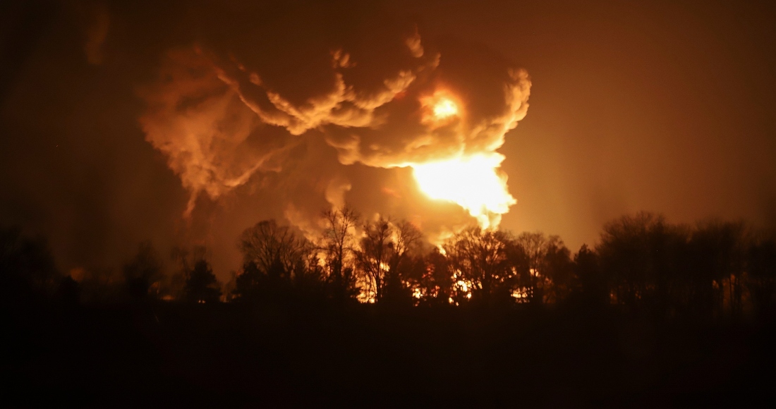 Un incendio en un depósito de petróleo después de un ataque con misiles rusos en Vasilkov, al suroeste de Kiev.