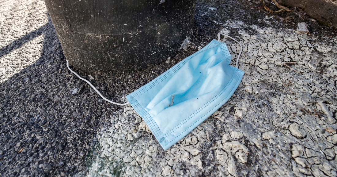 Imagen De Archivo De Una Mascarilla Tirada En El Suelo En Una Calle De Roma