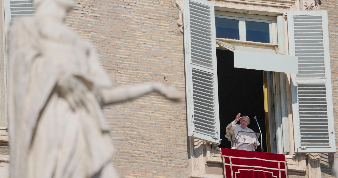 El Papa Francisco En Su Balcón Sobre La Plaza De San Pedro En La Ciudad Del Vaticano El De Febrero Del