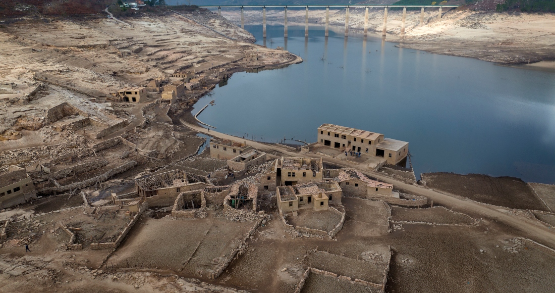 Partes Del Antiguo Pueblo De Aceredo Sumergido Hace Tres Décadas Cuando Una Presa Hidroeléctrica Inundó El Valle Emerge Debido a La Sequía En El Embalse De Lindoso En El Noroeste De España El Sábado De Febrero De